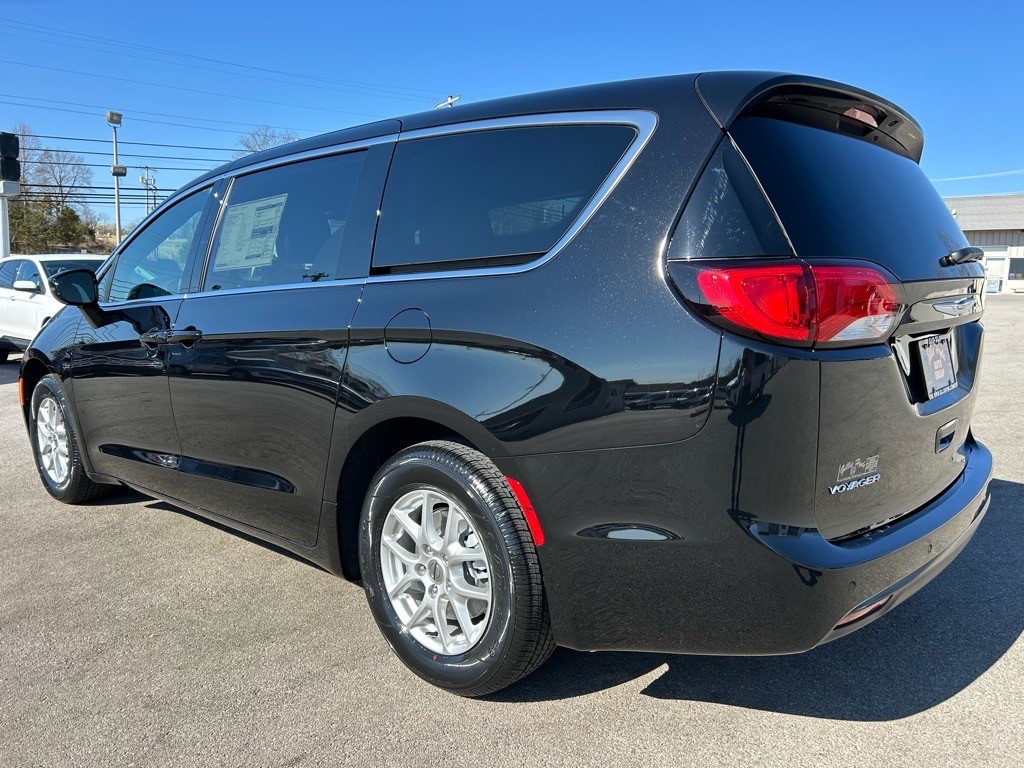 2025 Chrysler Voyager LX - Photo 9