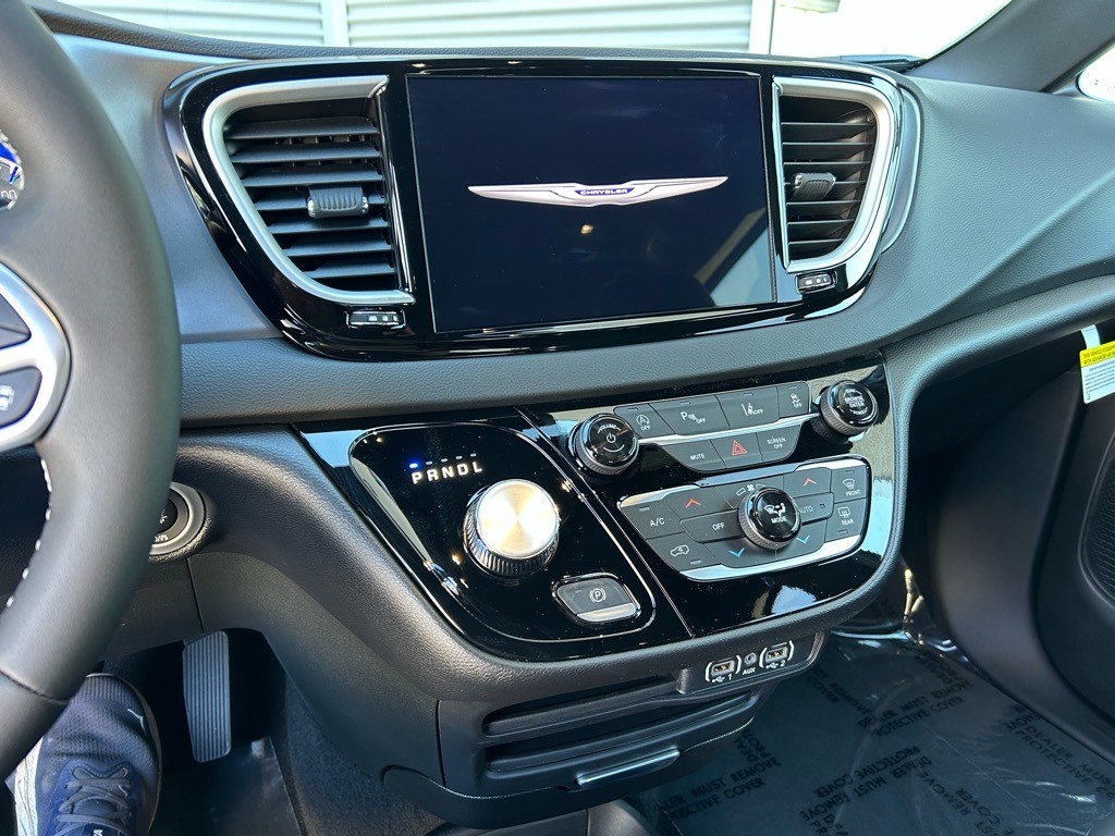 2025 Chrysler Voyager LX - Photo 19