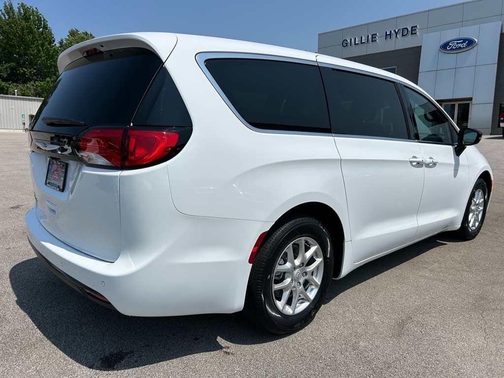 2025 Chrysler Voyager LX - Photo 4