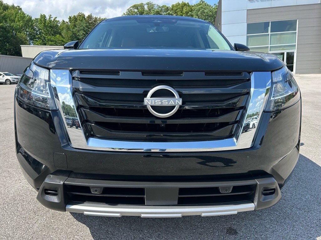 2024 Nissan Pathfinder Platinum photo 2