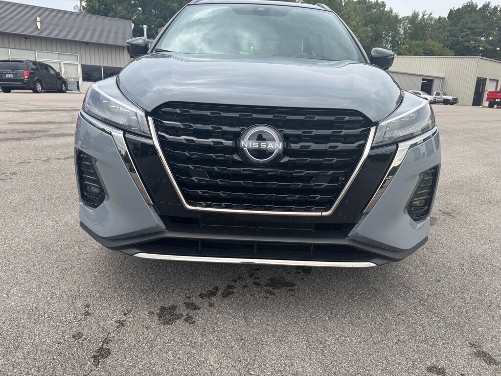 2023 Nissan Kicks SR photo 2