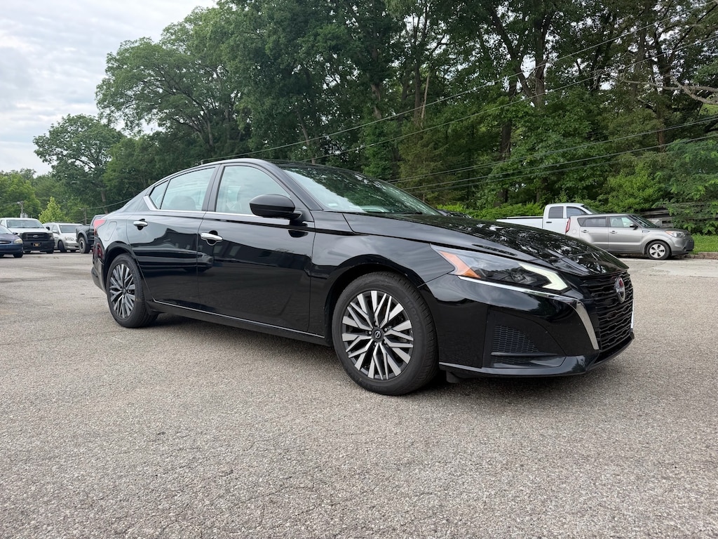 Used 2024 Nissan Altima 2.5 SV Sedan
