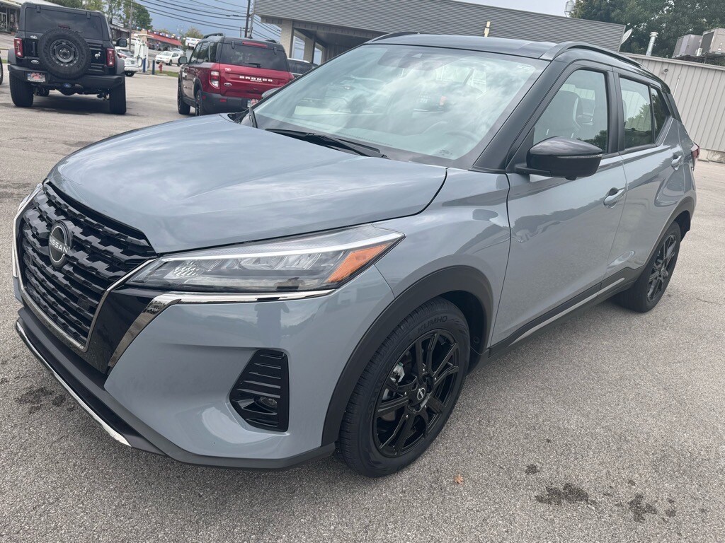 2023 Nissan Kicks SR photo 3