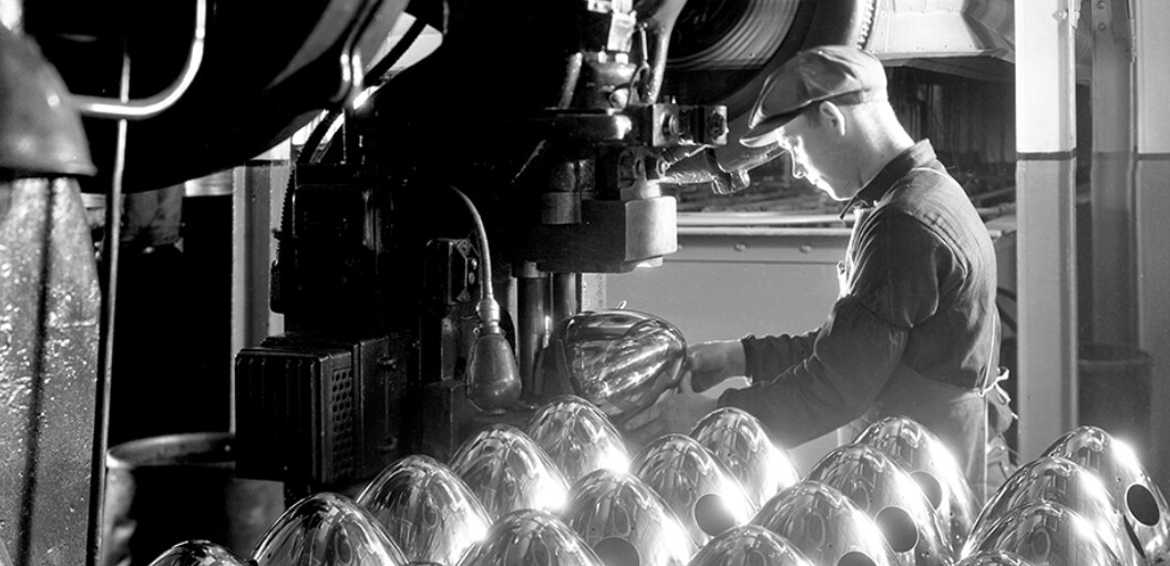 Headlamp shell manufacturing in 1934