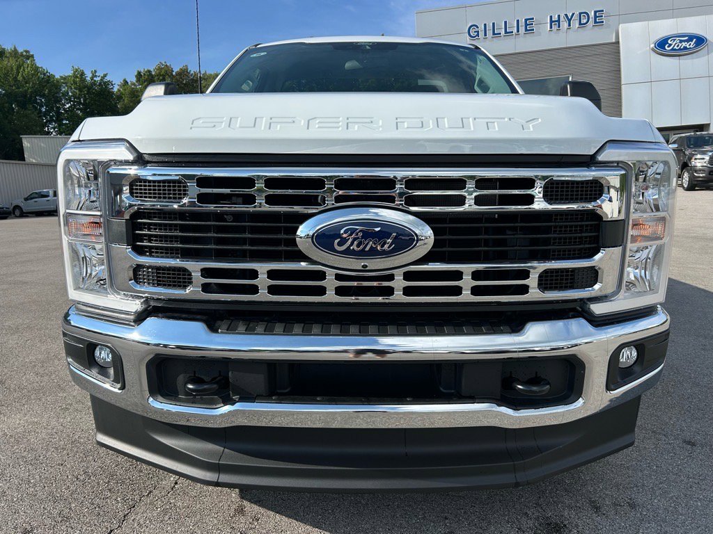 2025 Ford F-350 XLT photo 2