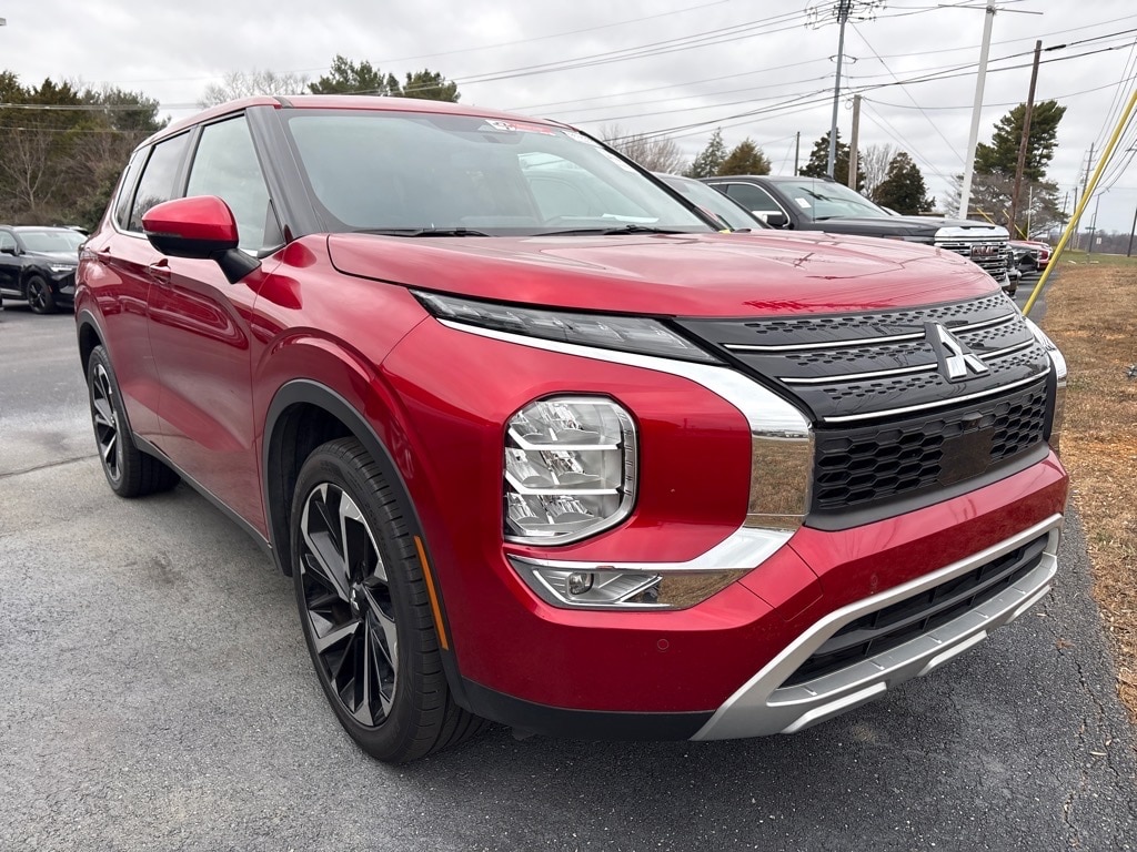 2023 Mitsubishi Outlander SE's photo