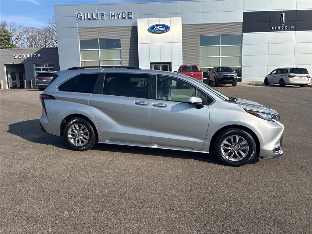 2023 Toyota Sienna XLE's photo