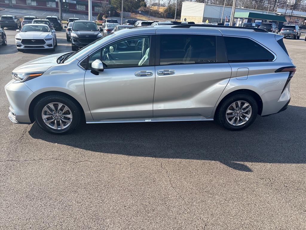 2023 Toyota Sienna XLE's photo