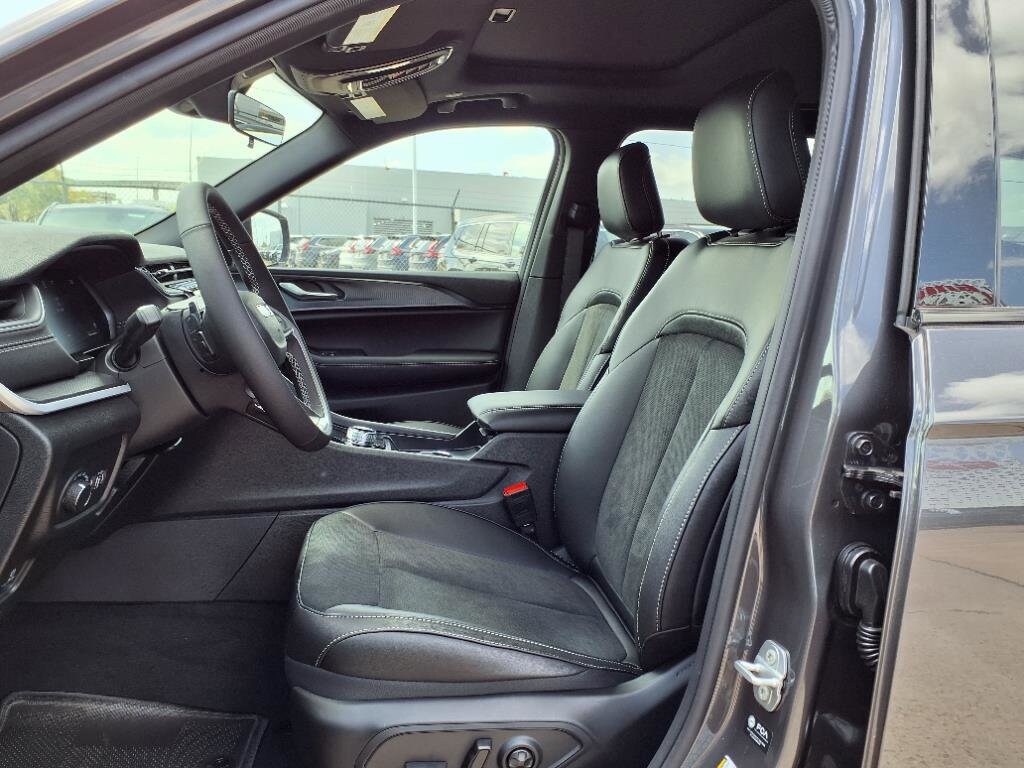 2025 Jeep Grand Cherokee Altitude X photo 2