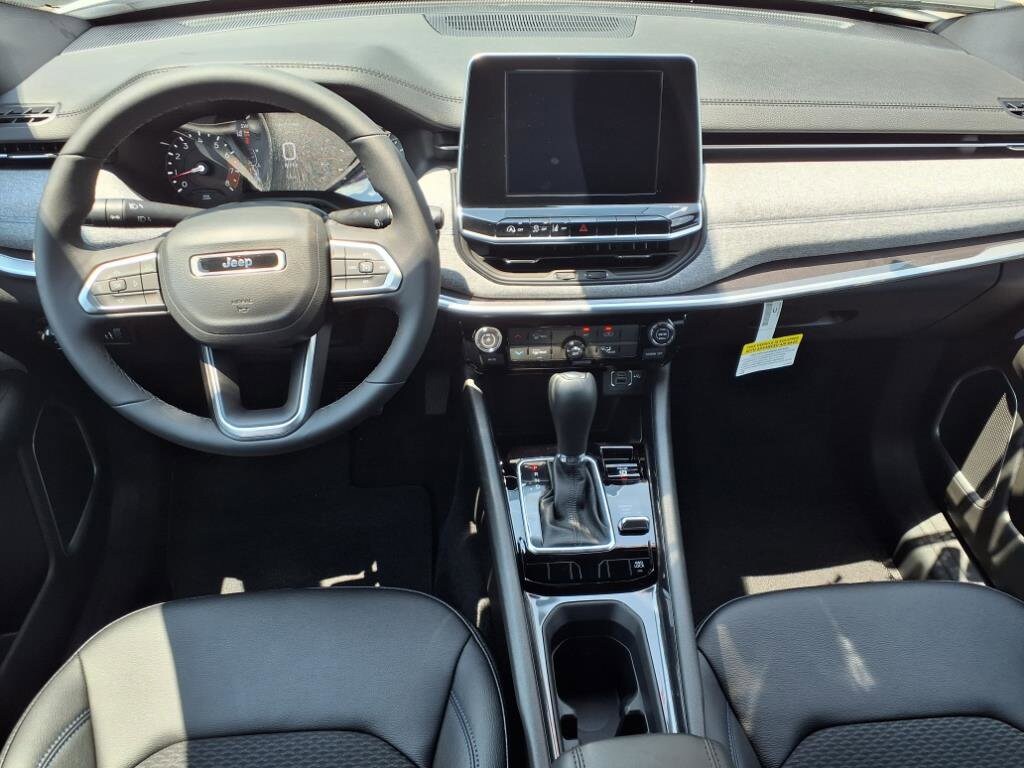 2025 Jeep Compass Latitude photo 3