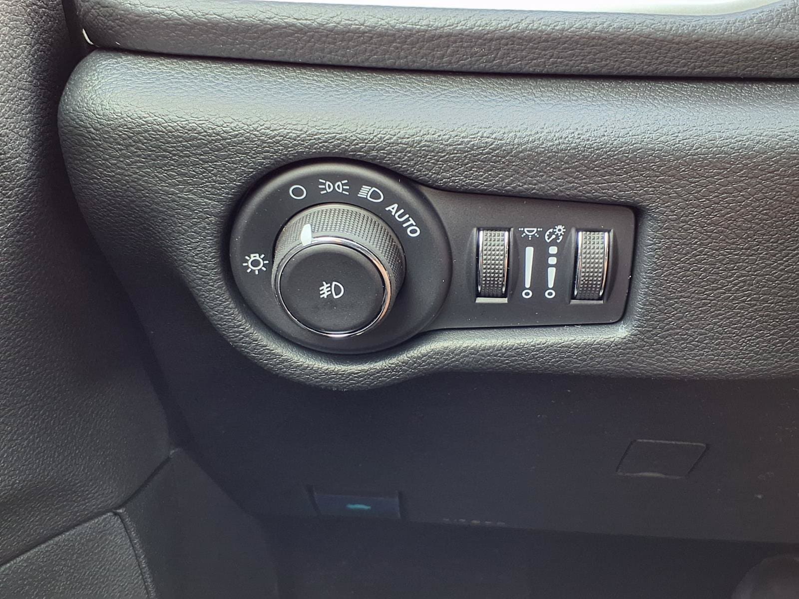 2026 Chrysler Pacifica Select - Photo 8