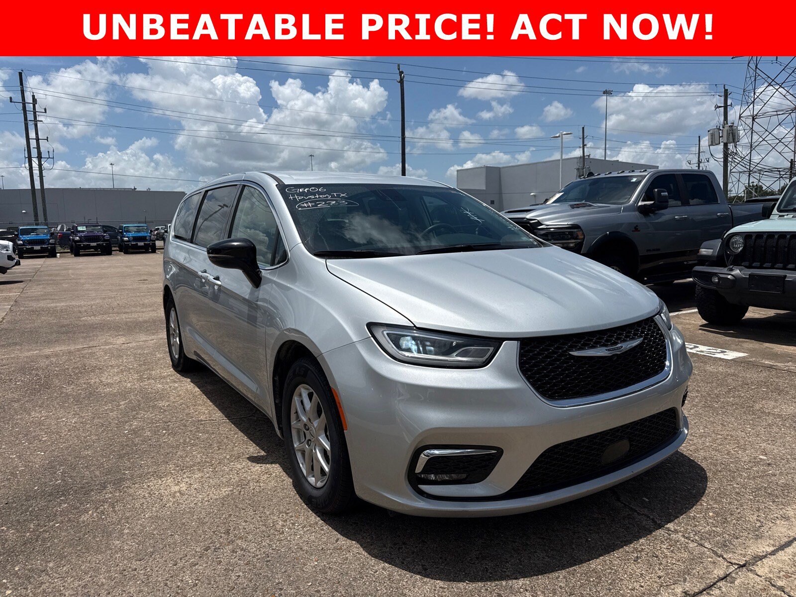 2024 Chrysler Pacifica Touring L's photo