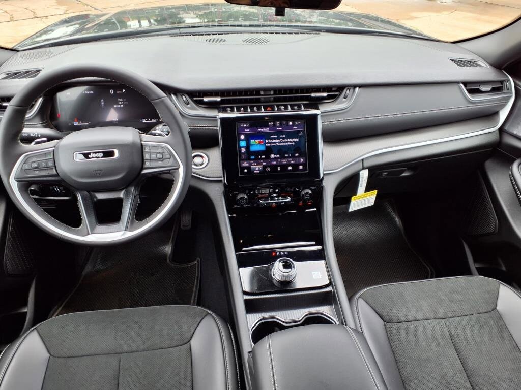 2025 Jeep Grand Cherokee Altitude Sport photo 3