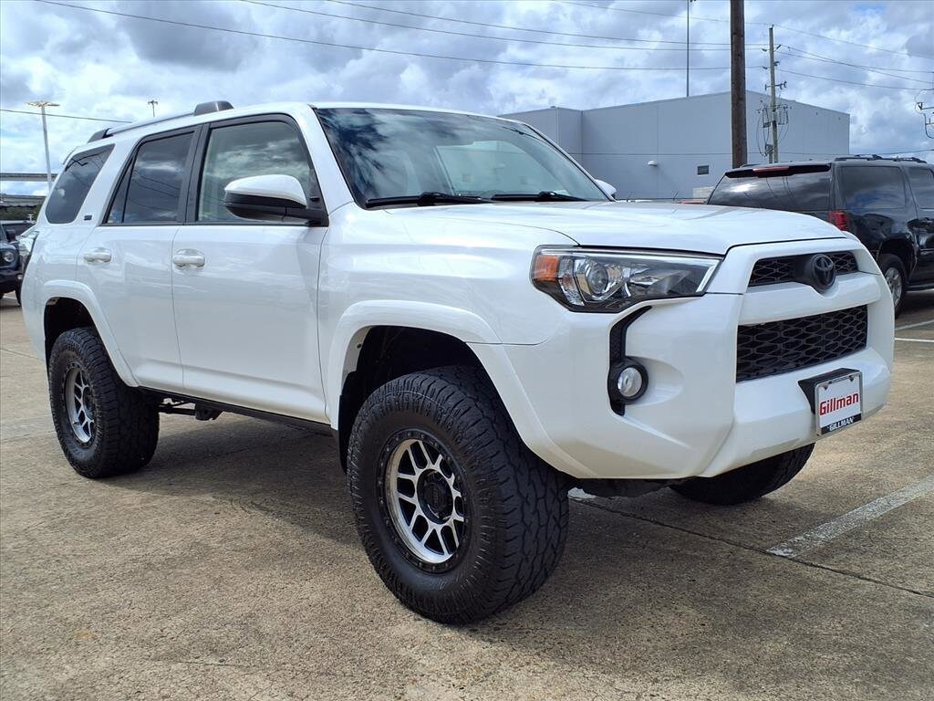 2019 Toyota 4Runner SR5 photo 2