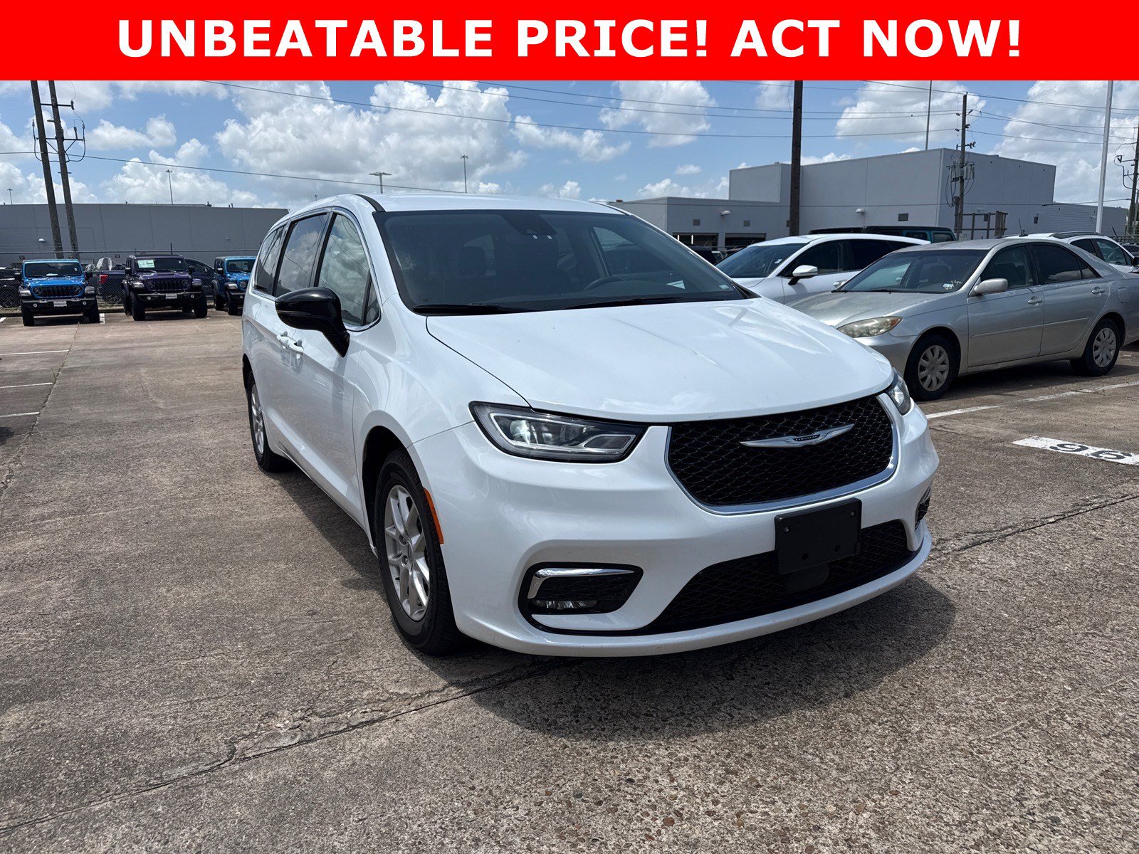 2024 Chrysler Pacifica Touring L's photo