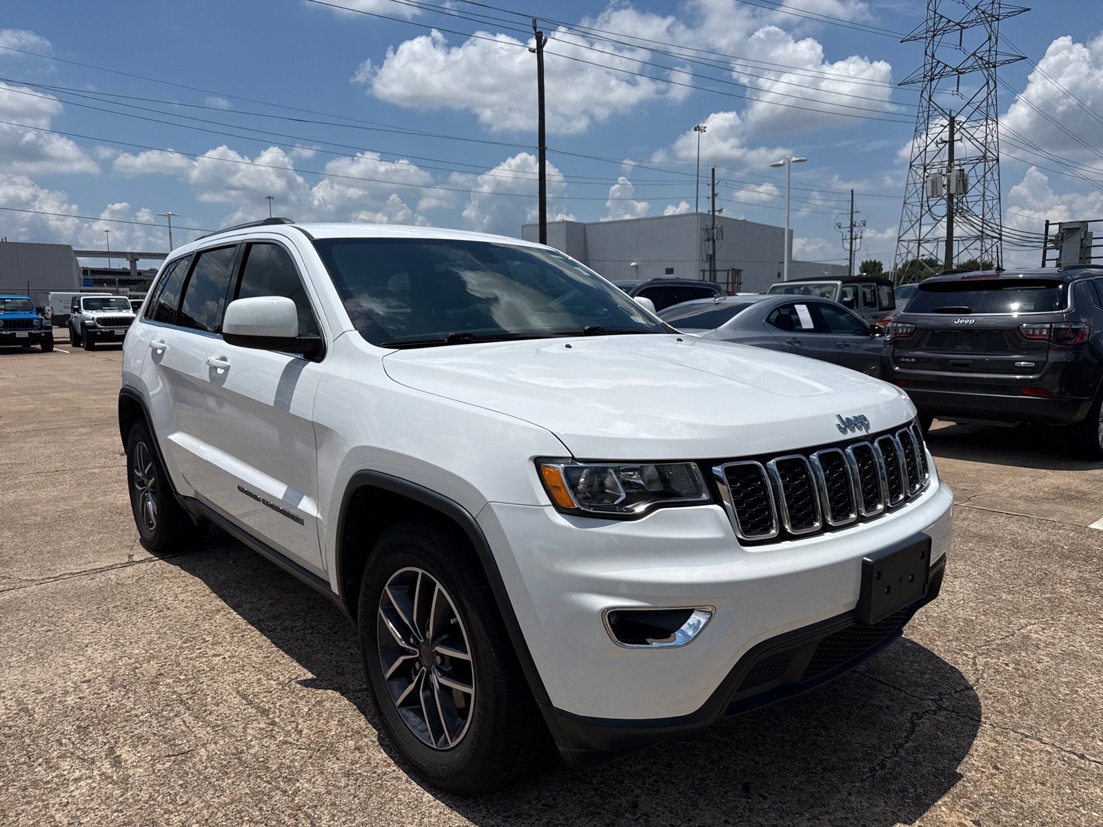 2019 Jeep Grand Cherokee Laredo E's photo
