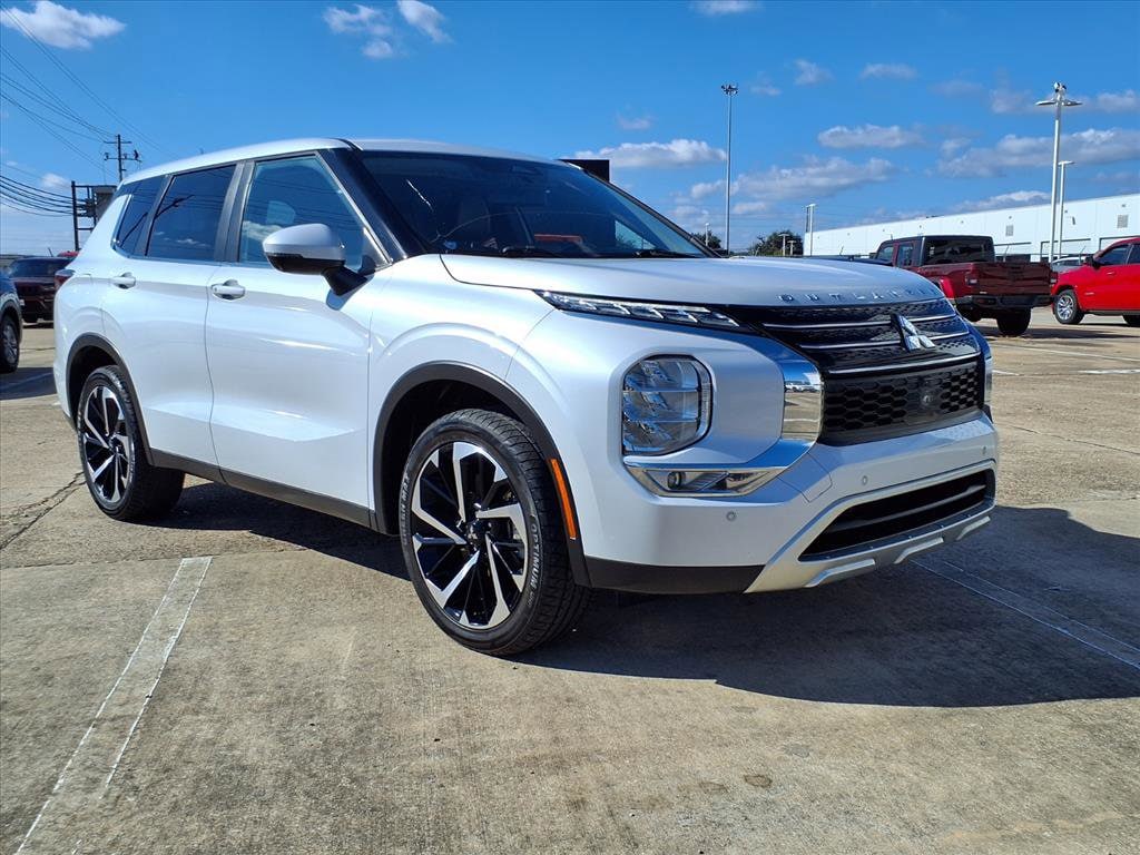 2023 Mitsubishi Outlander SE's photo