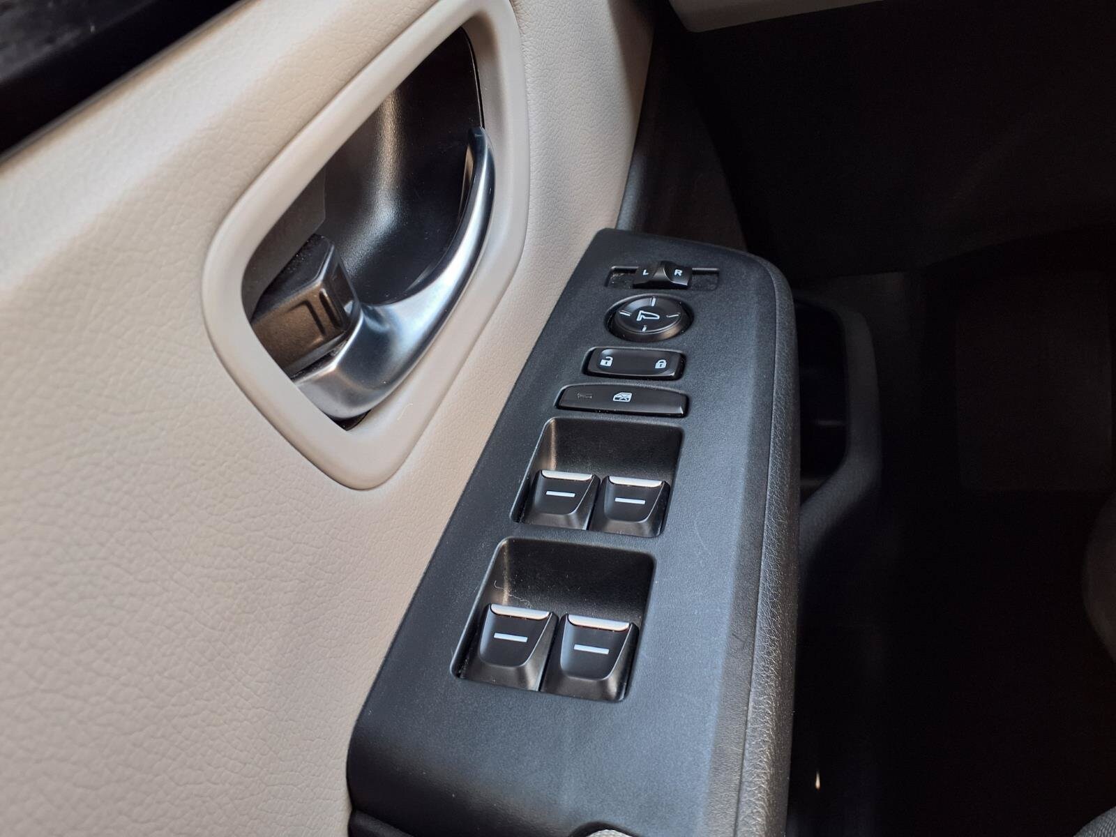 2023 Honda Pilot LX - Photo 9
