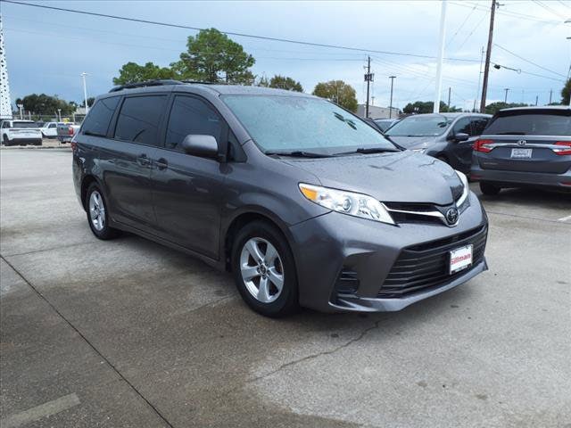 Used 2018 Toyota Sienna LE with VIN 5TDKZ3DC5JS958926 for sale in Houston, TX