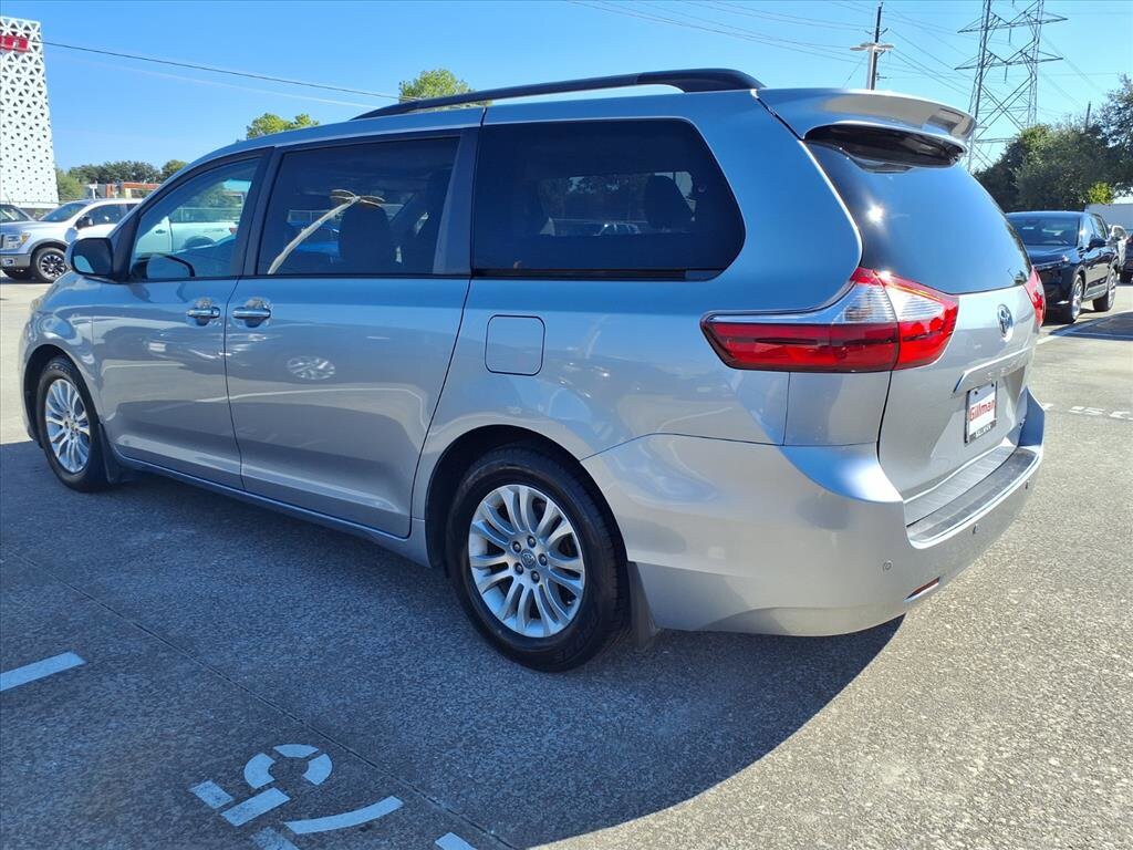 2016 Toyota Sienna XLE photo 2