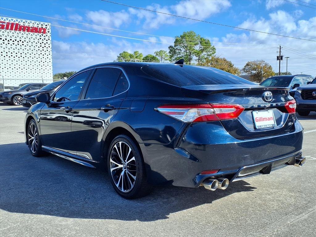 2020 Toyota Camry SE photo 3