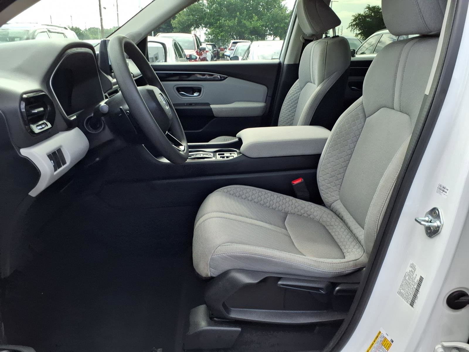 2023 Honda Pilot LX - Photo 17