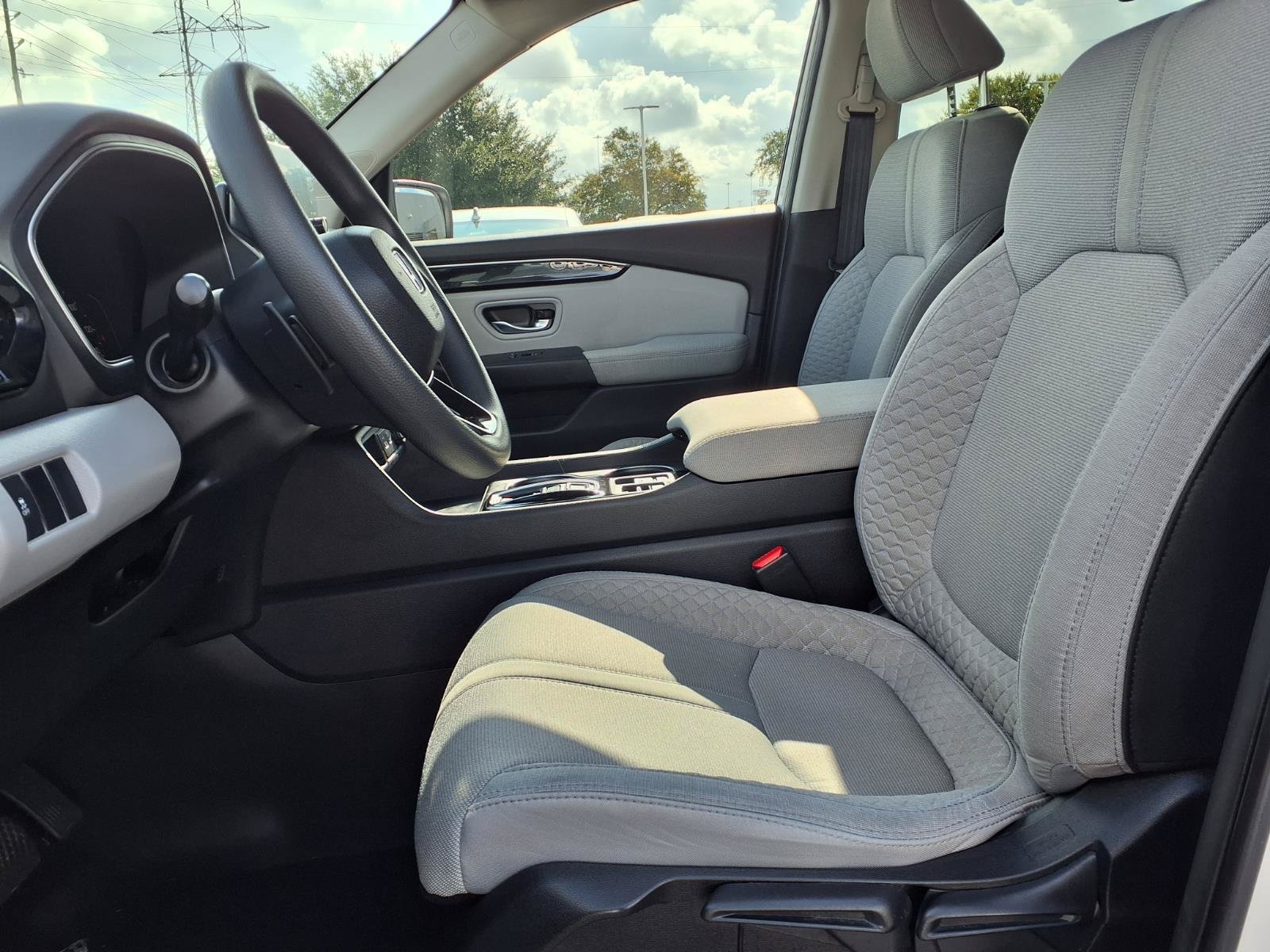 2023 Honda Pilot LX - Photo 16