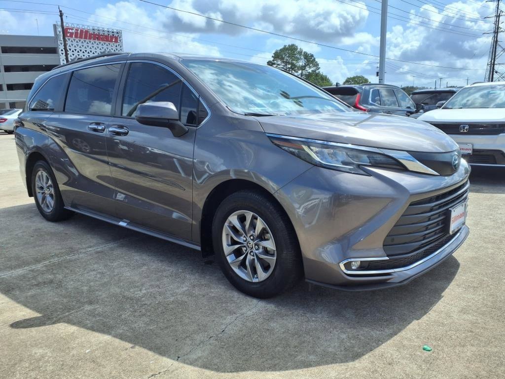 Used 2022 Toyota Sienna XLE with VIN 5TDYRKEC5NS104673 for sale in Houston, TX