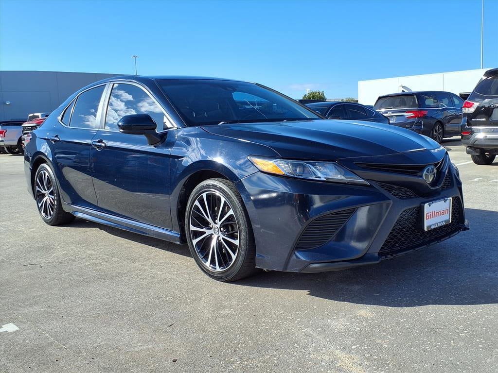 2020 Toyota Camry SE photo 2