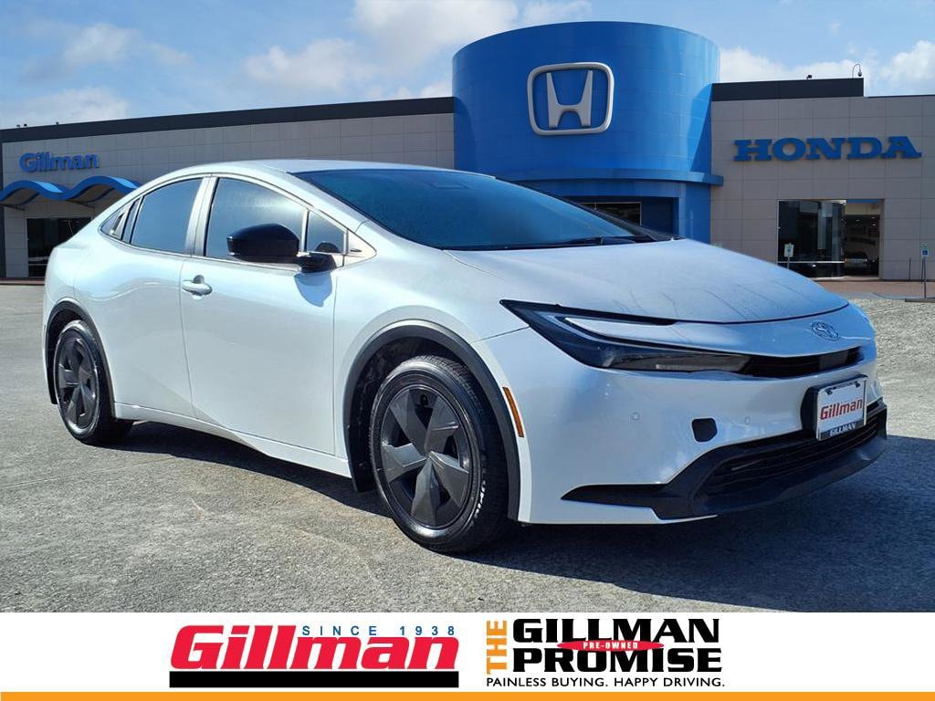 2024 Toyota Prius LE's photo