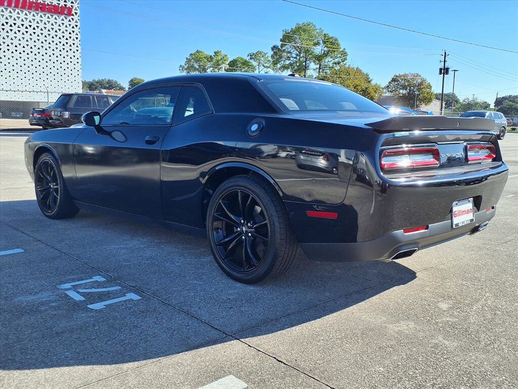 2017 Dodge Challenger SXT photo 2