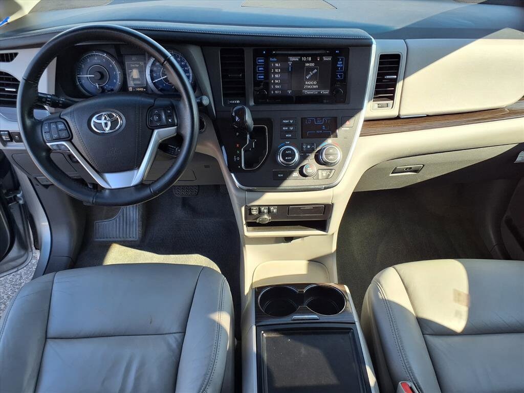 2016 Toyota Sienna XLE photo 3