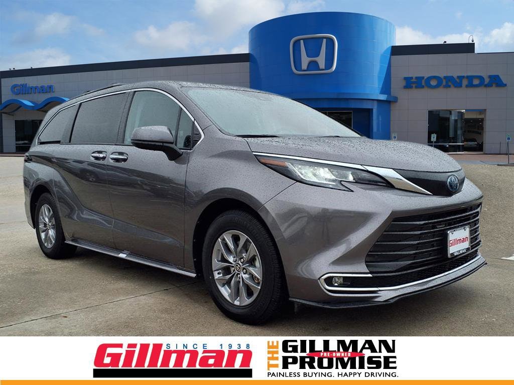 2023 Toyota Sienna XLE's photo