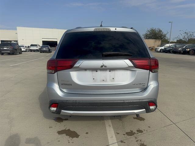 2016 Mitsubishi Outlander SE photo 2