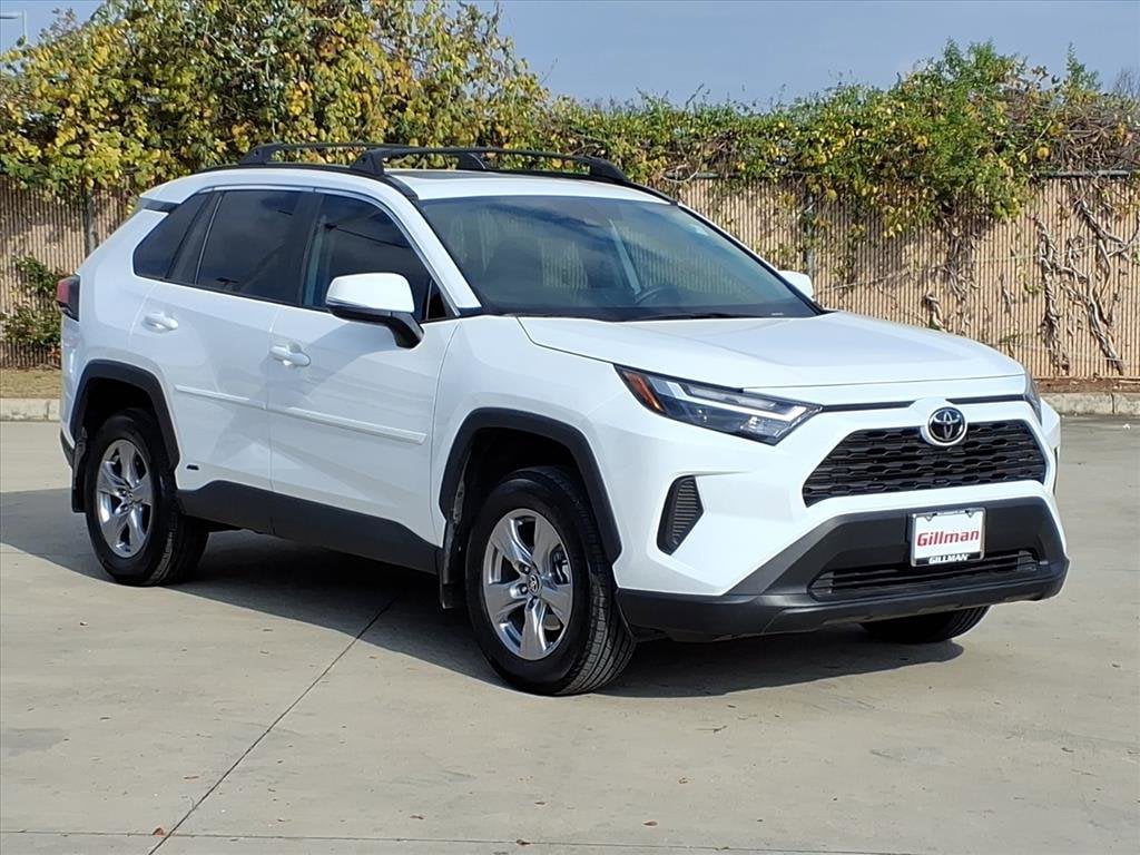 2025 Toyota RAV4 XLE's photo