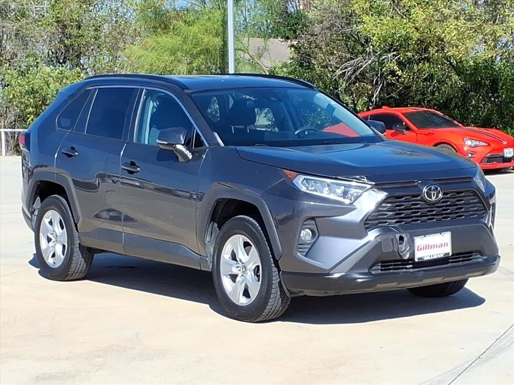 2021 Toyota RAV4 XLE photo 2