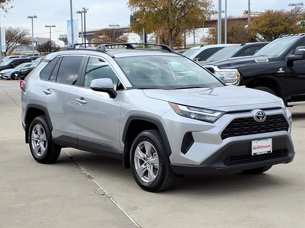 2025 Toyota RAV4 XLE's photo
