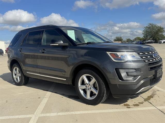 2017 Ford Explorer XLT photo 3