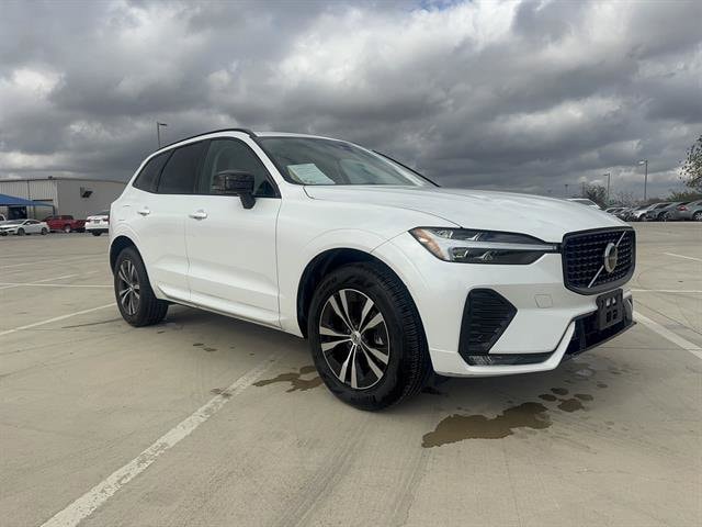 2025 Volvo XC60 Core's photo