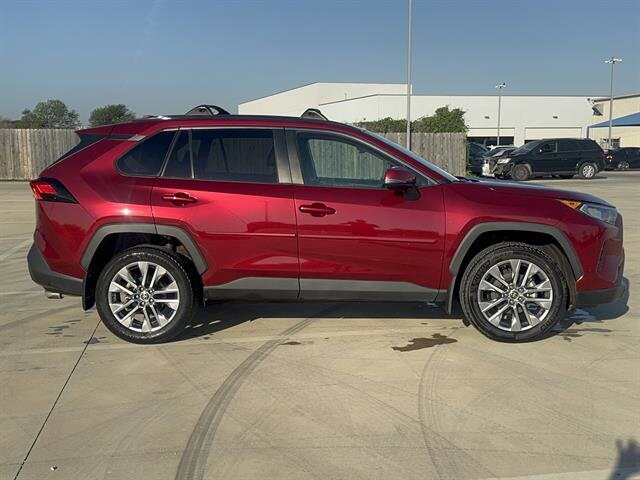 2021 Toyota RAV4 XLE Premium photo 4