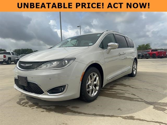 2017 Chrysler Pacifica Limited's photo