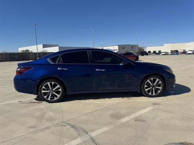 2017 Nissan Altima 2.5 SR photo 4