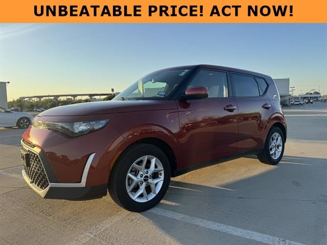 2023 Kia Soul LX's photo