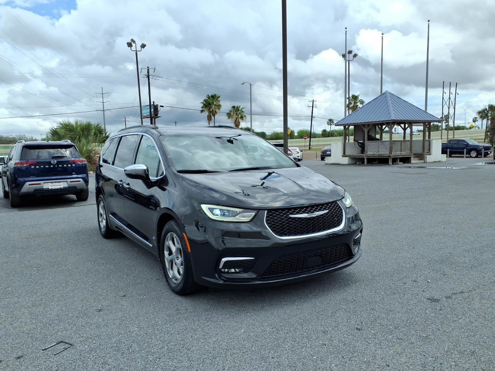 2023 Chrysler Pacifica Limited's photo