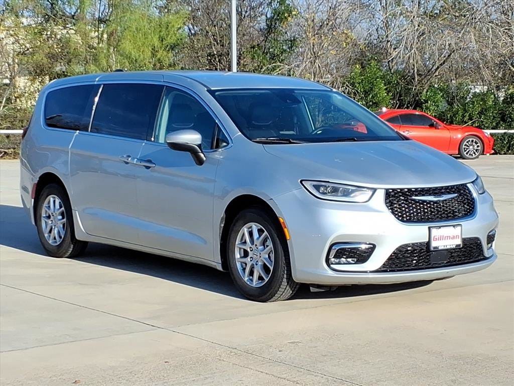 2023 Chrysler Pacifica Touring L's photo