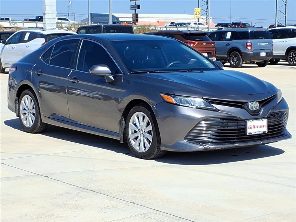 2018 Toyota Camry LE photo 2