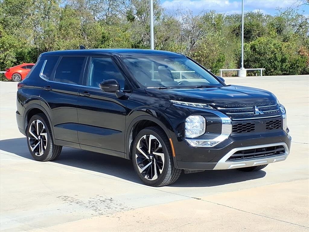 2023 Mitsubishi Outlander SE photo 2