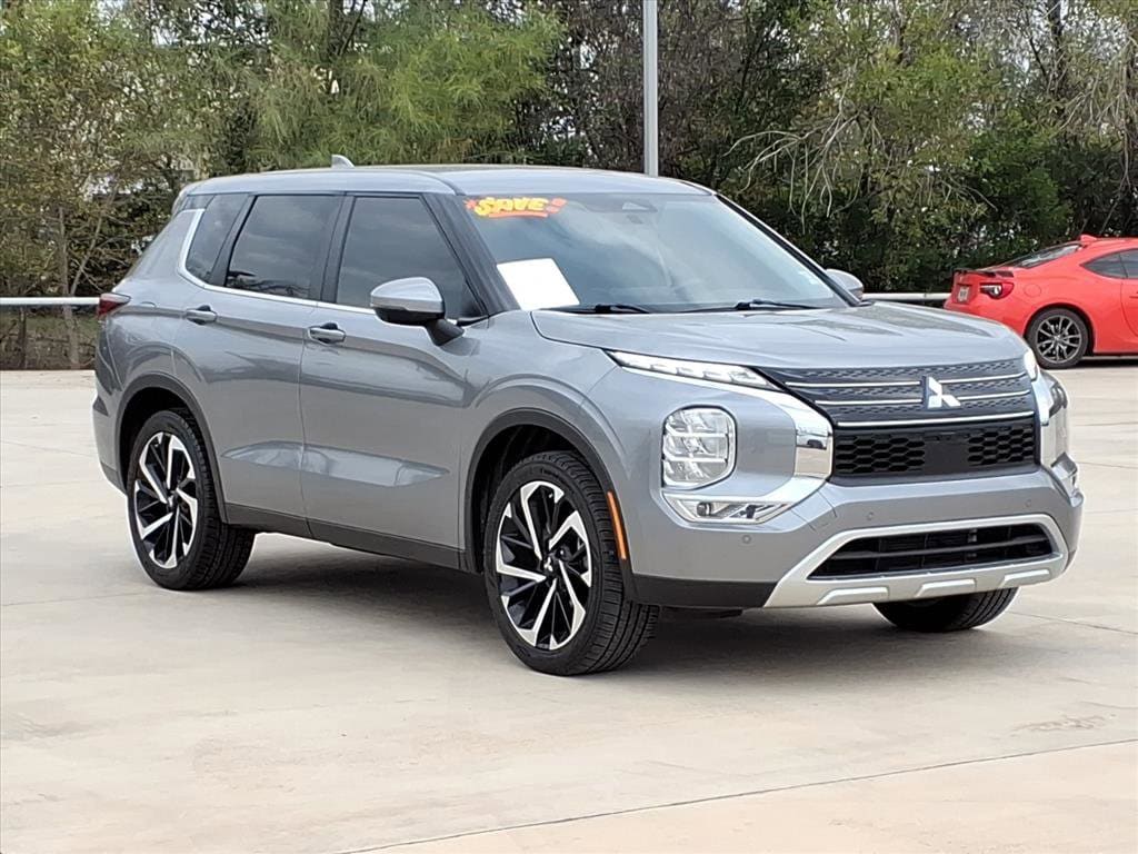 2024 Mitsubishi Outlander SE's photo