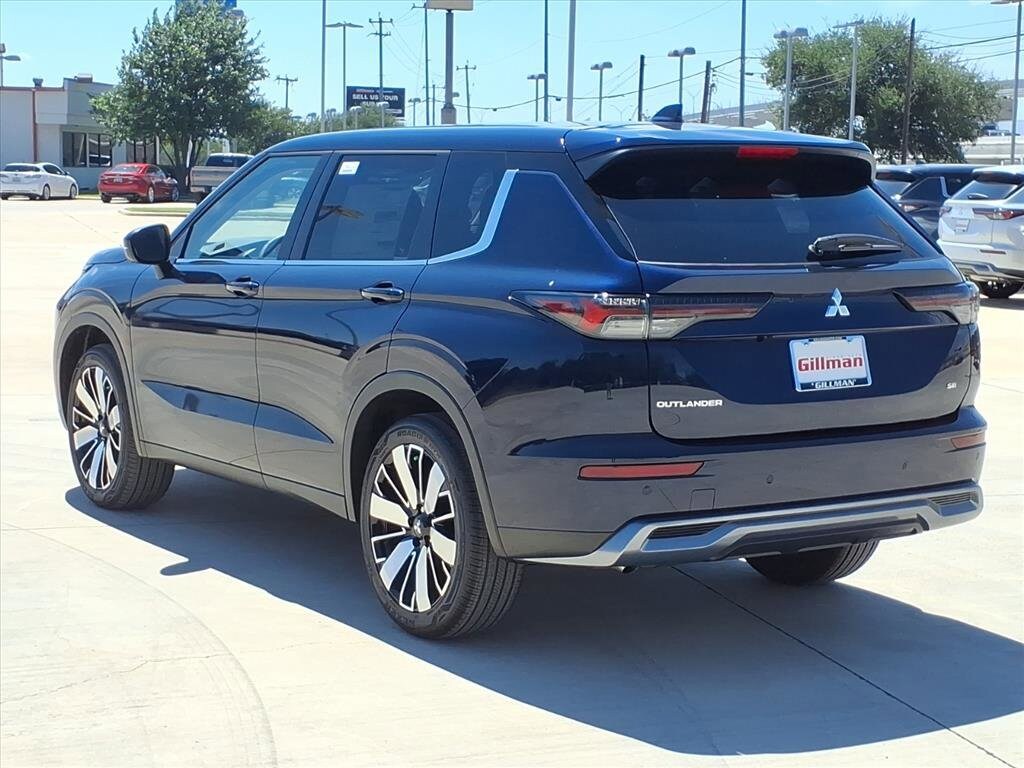 2025 Mitsubishi Outlander SE photo 3