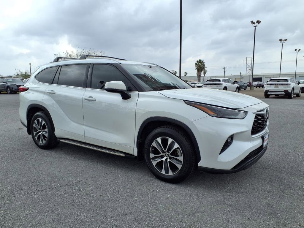 Used 2022 Toyota Highlander XLE with VIN 5TDGZRAH9NS540254 for sale in Selma, TX